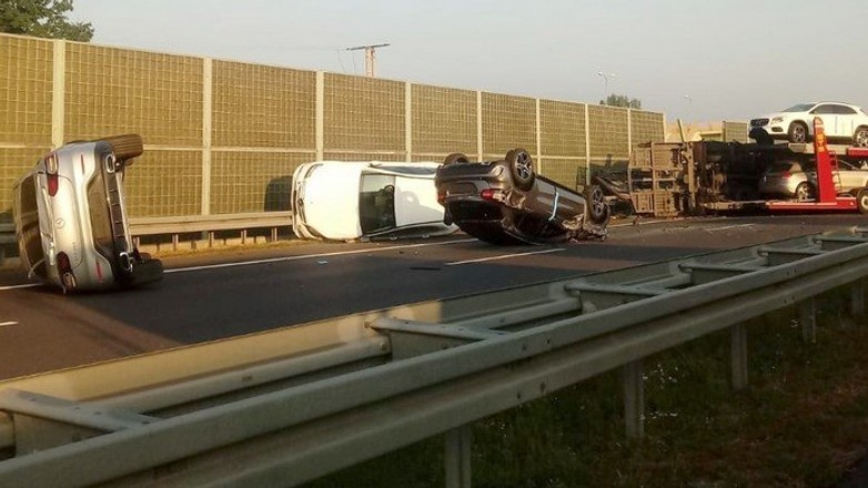 Na S7 z lawety spadły samochody