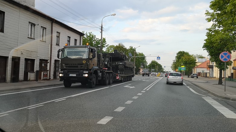 Kolumna wojskowa na drodze krajowej