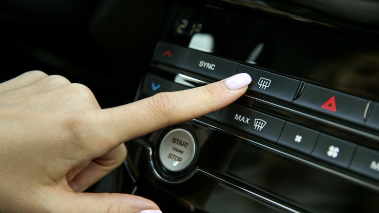 Przycisk ogrzewania tylnej szyby