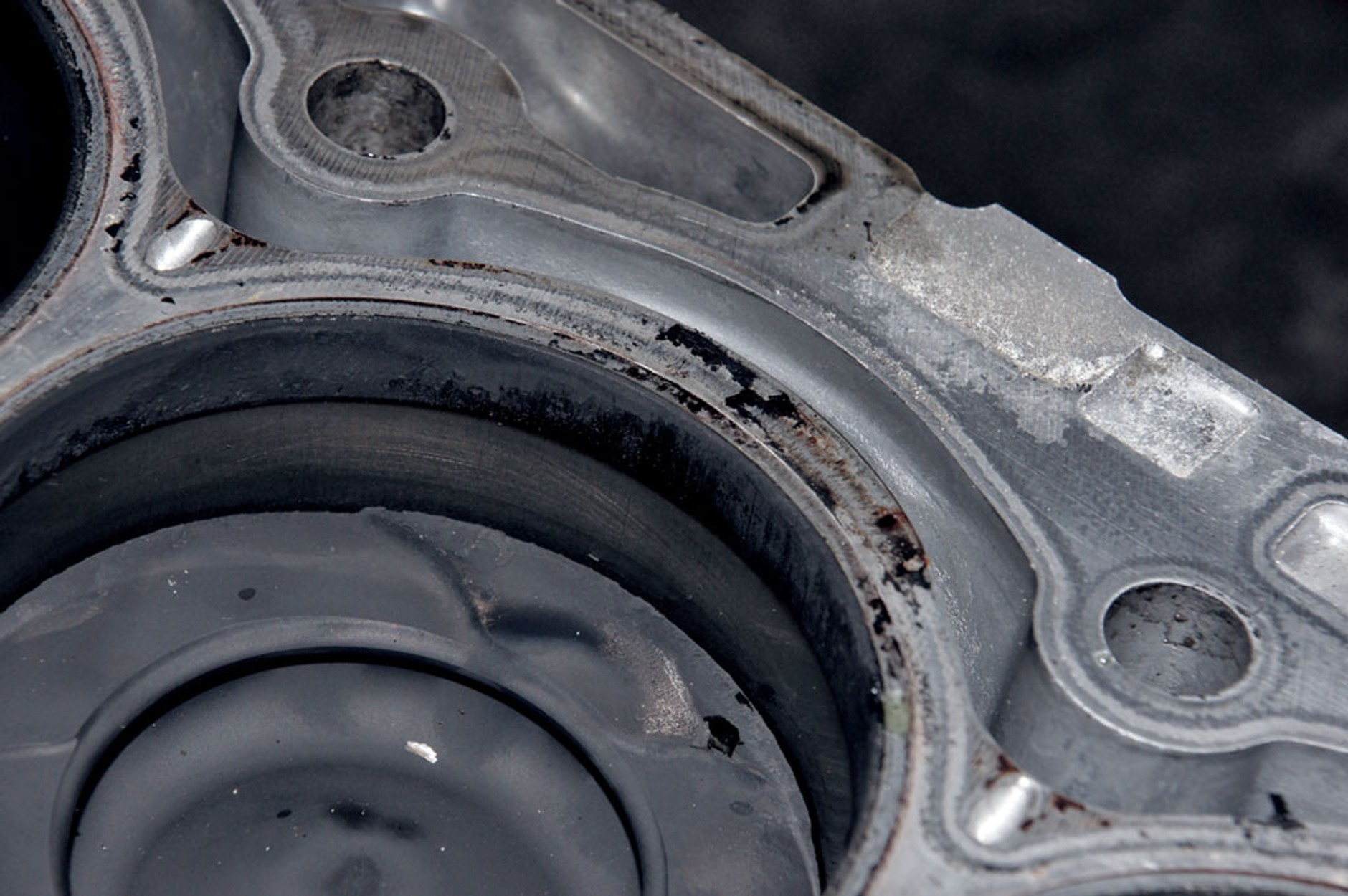 Wady materiałowe silników - Pękanie głowic, erozja gładzi