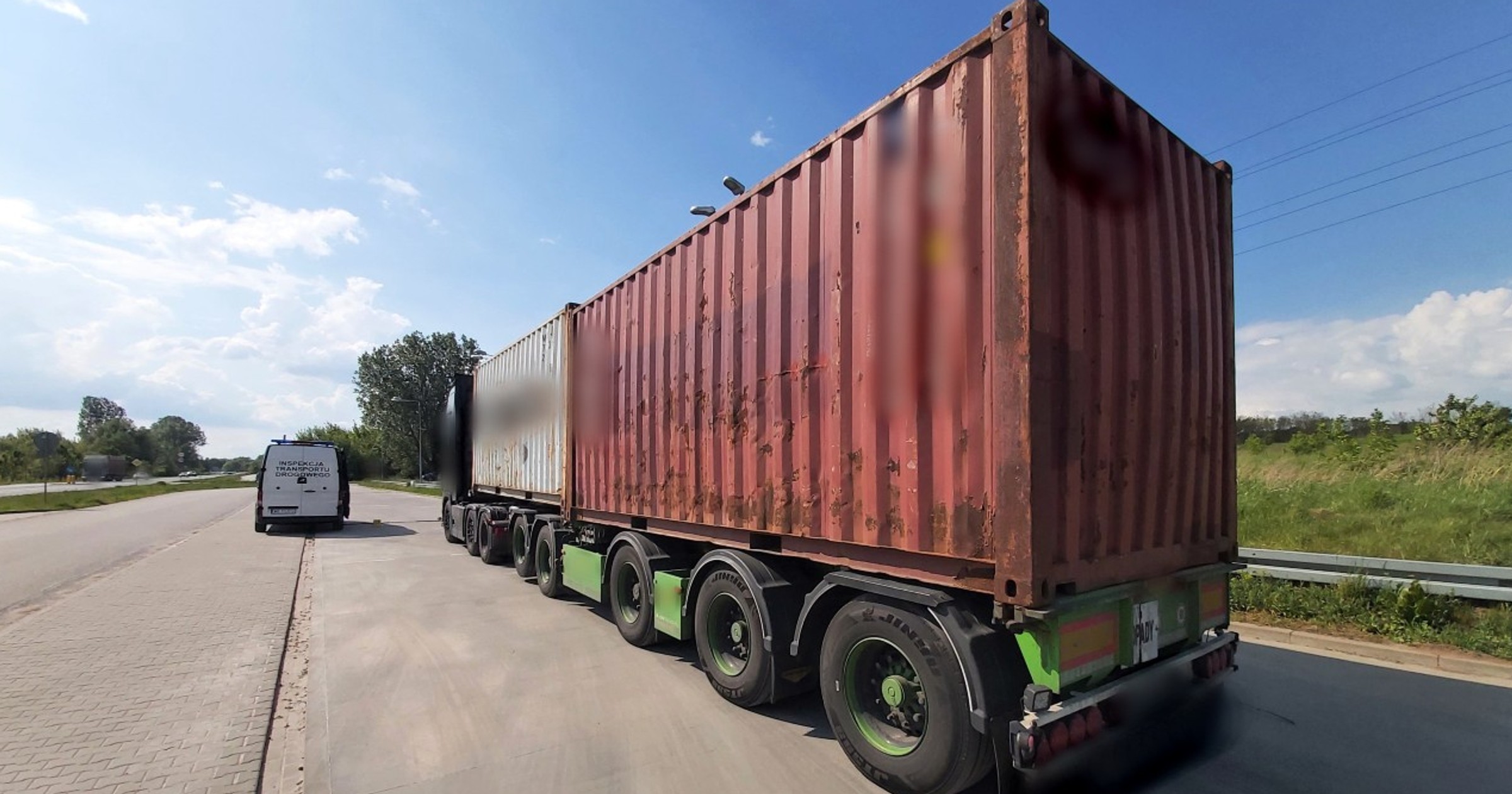 Stonoga” przewoziła 52 t złomu stalowego z terenu województwa świętokrzyskiego do Gdańska. W trakcie zatrzymania poruszała się z podniesioną jedną osią