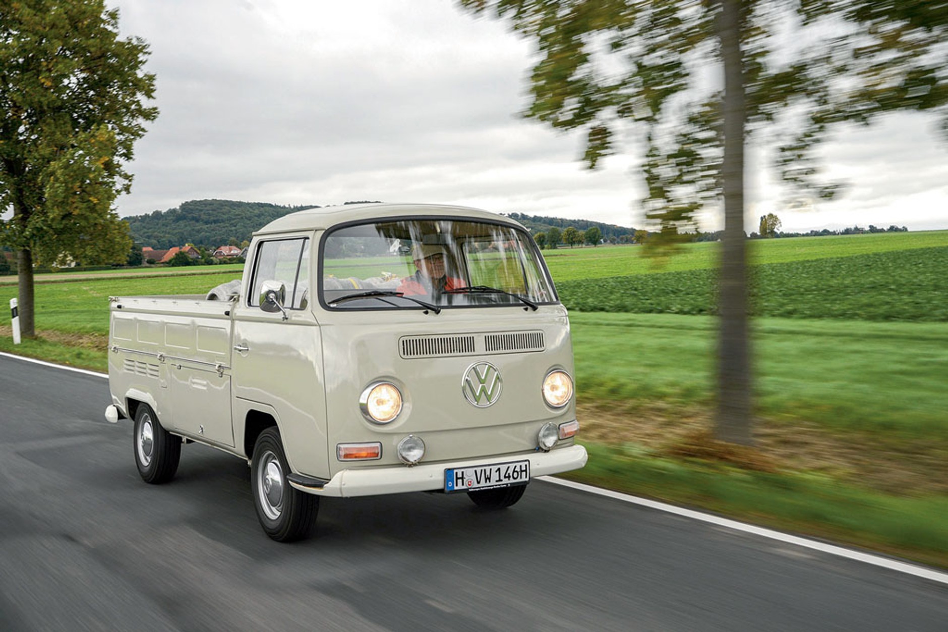 Volkswagen T2aze skrzynią 
ładunkową