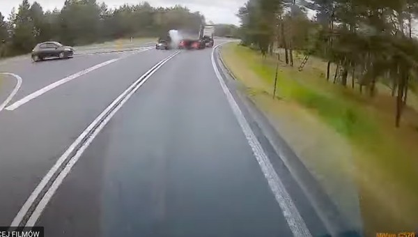 I nagle zobaczył przed sobą naczepę ciężarówki pędzącą pod prąd... Jest nagranie