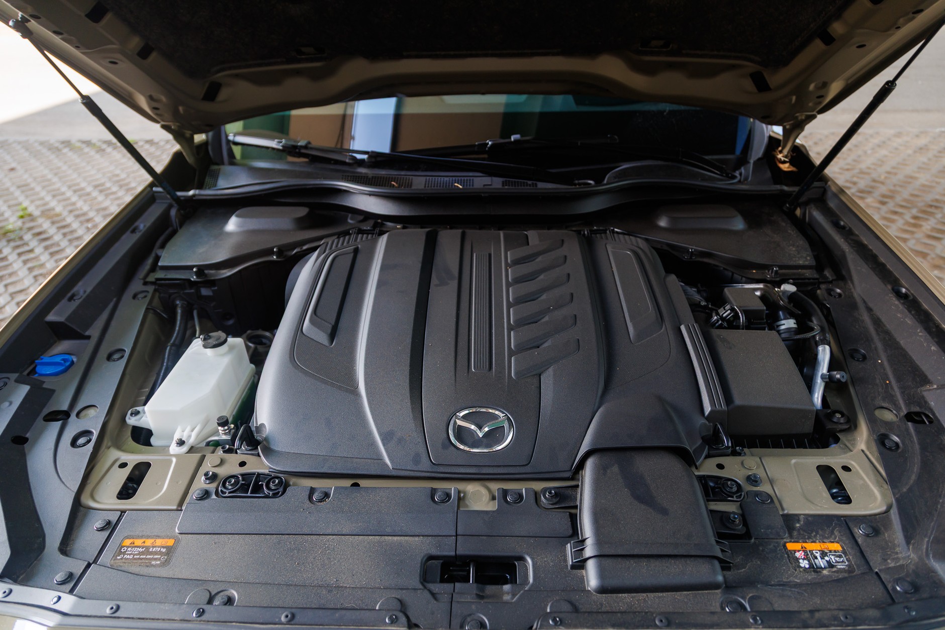 2025 Mazda CX-60: silnik jest ukryty pod obudową, która dosyć skutecznie wytłumia hałas