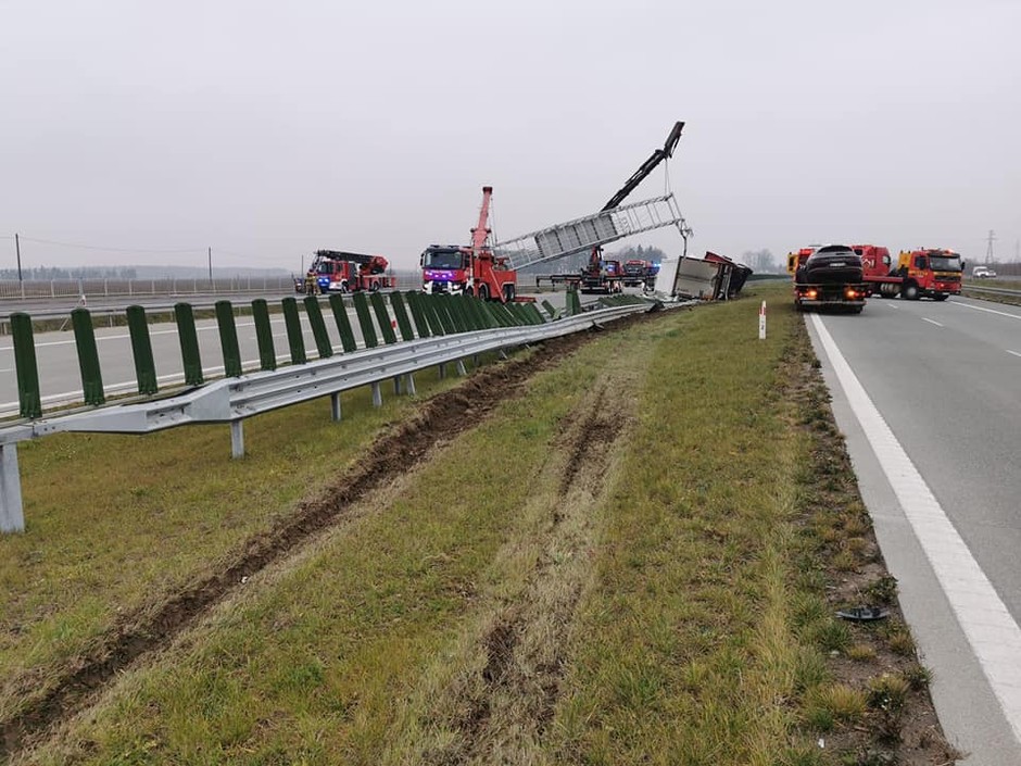 Przewrócona ciężarówka zablokowała drogę S7 w kierunku Radomia