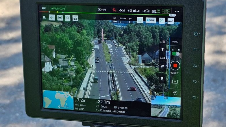 Obraz pochodzący z serwisu https://jelenia-gora.policja.gov.pl/dje/aktualnosci/bieza/124201,Policjanci-prowadza-dzialania-z-udzialem-drona-ukierunkowane-na-bezpieczenstwo-p.html