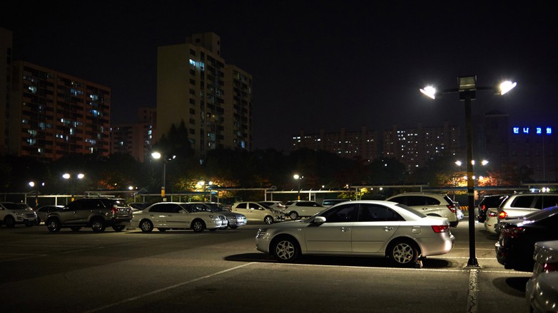 Parkując w nocy w Niemczech, trzeba pamiętać o ważnych przepisach. Zdjęcie ilustracyjne