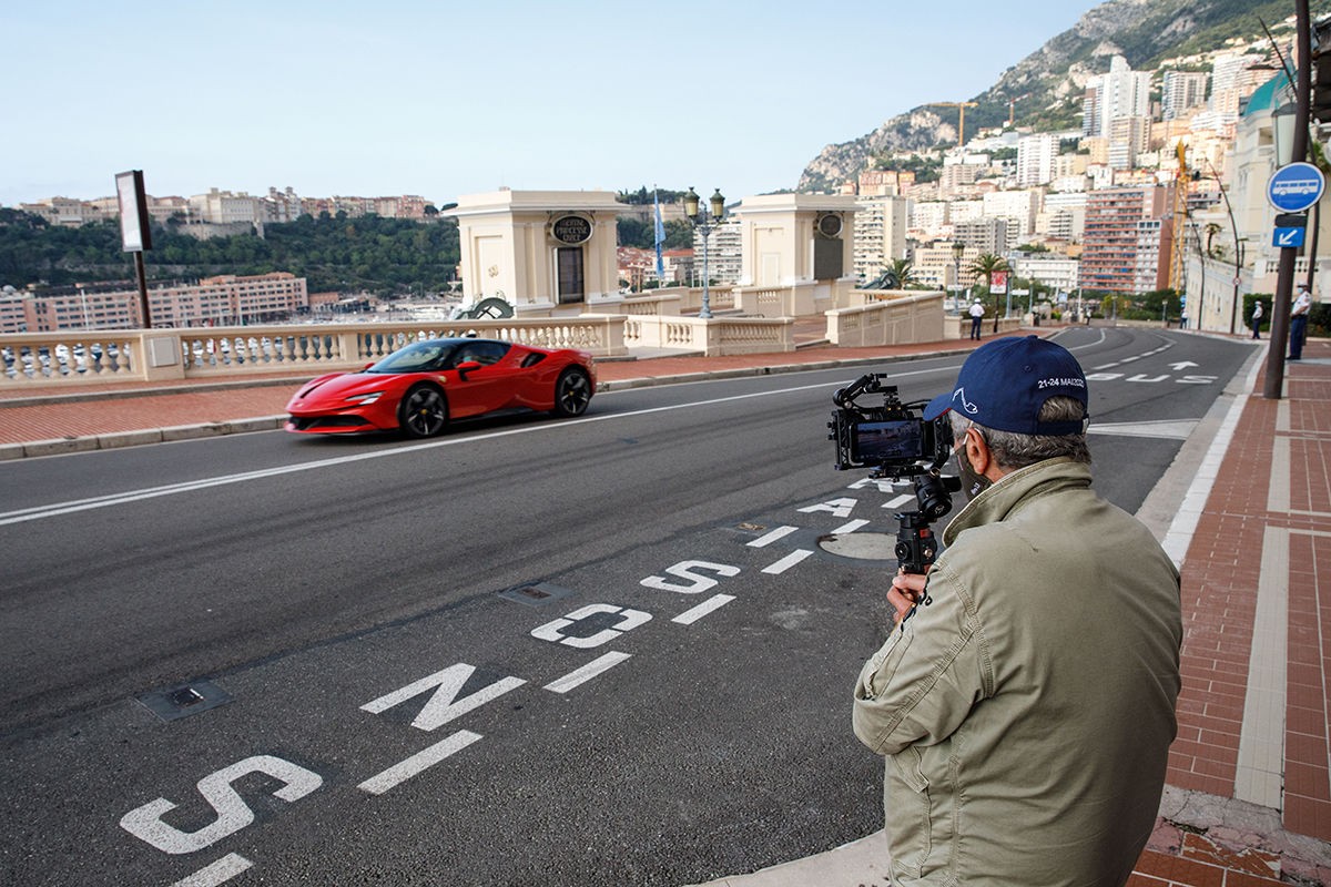 Charles Leclerc w Ferrari SF90 Stradale