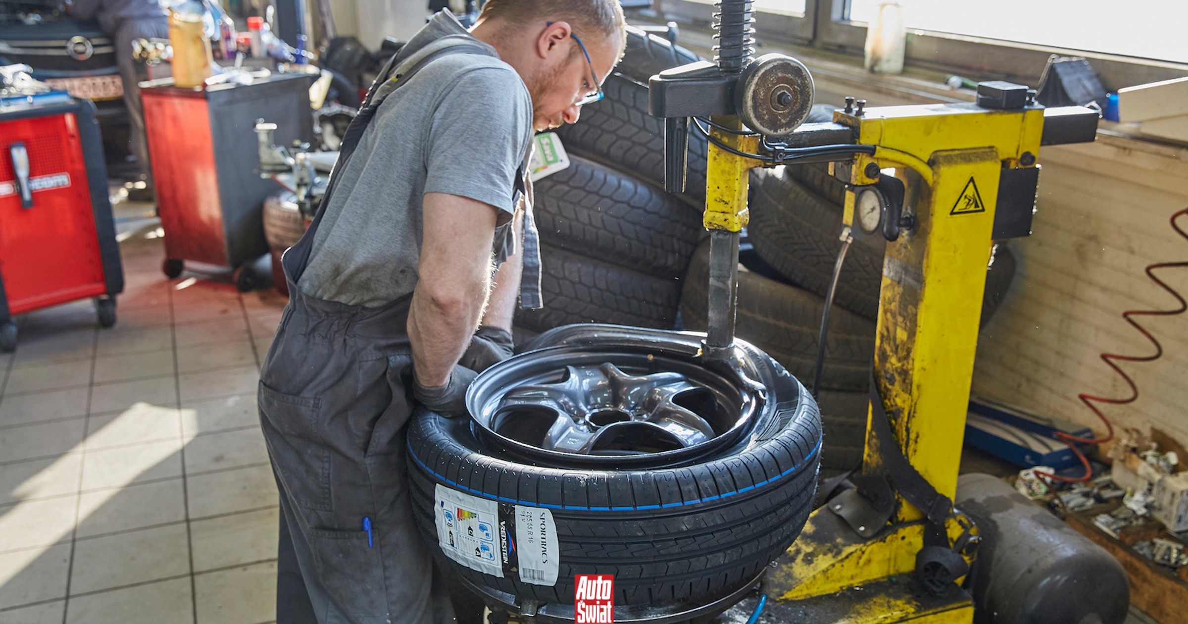 Pierwszy śnieg już się pojawia. Gdzie wymienić opony i o czym pamiętać, żeby nie zniszczyć kompletu?