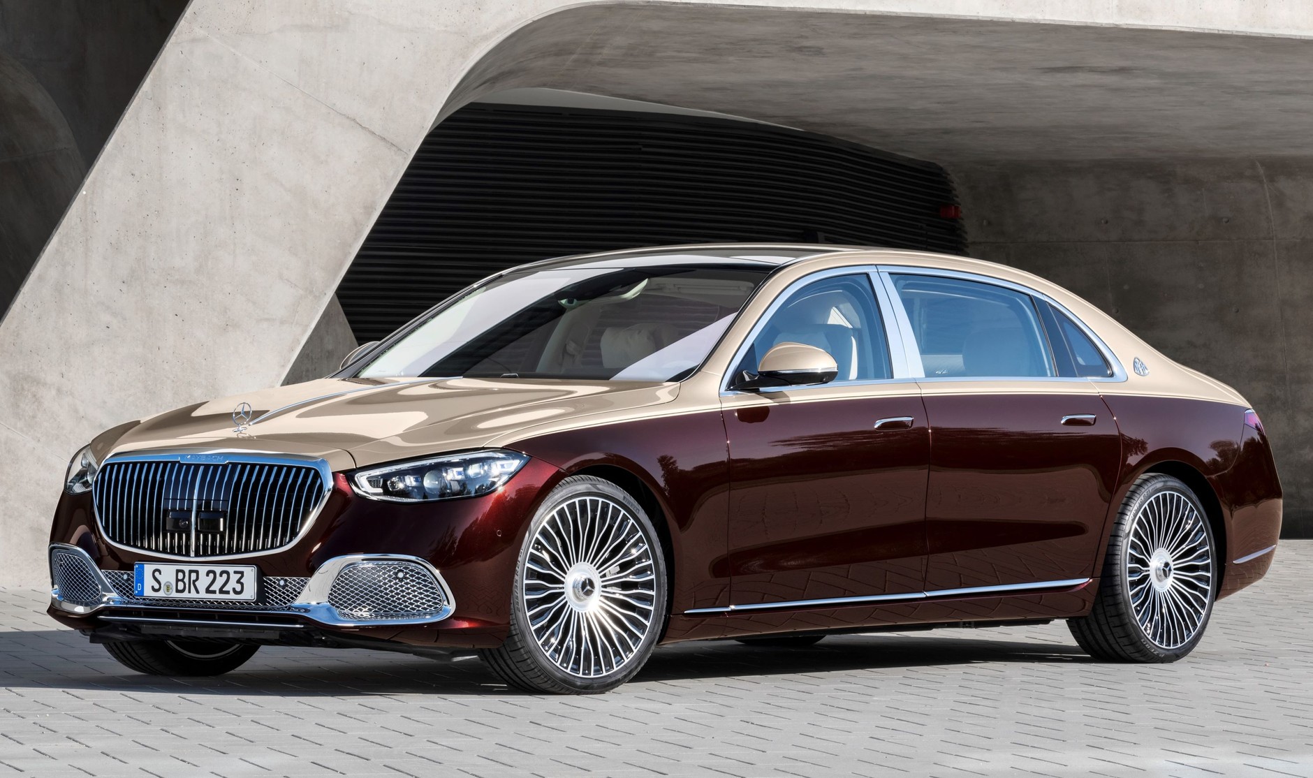 Mercedes-Maybach klasy S (kod Z 223) w malowaniu Czerwień Rubelitu i Złoto Kalahari za 89 tys. 224 zł