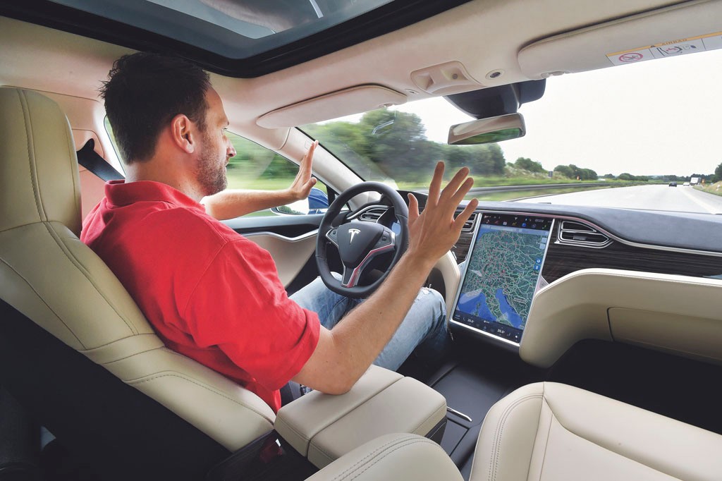 Elon Musk przez lata starał się przedstawiać Tesle z autopilotem jako pojazdy autonomiczne To poważne nadużycie.