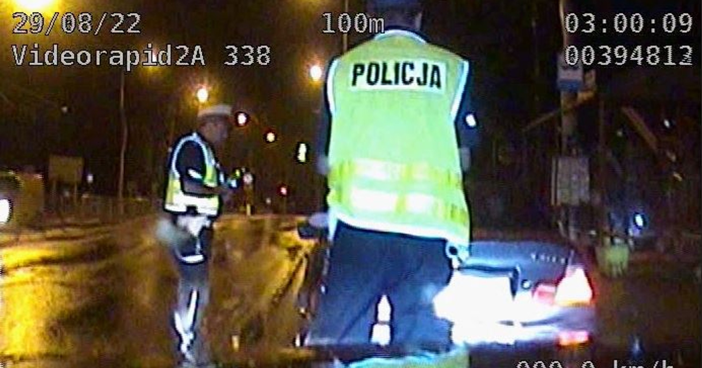 Zatrzymanie policyjne BMW w nocy