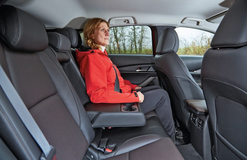 Porównanie 4 par SUV-ów: Mazda, Mitsubishi, Jeep i Volkswagen.