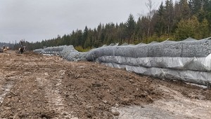 GDDKiA narzeka. Wandale niszczą gabiony na budowie S1. Będą opóźnienia