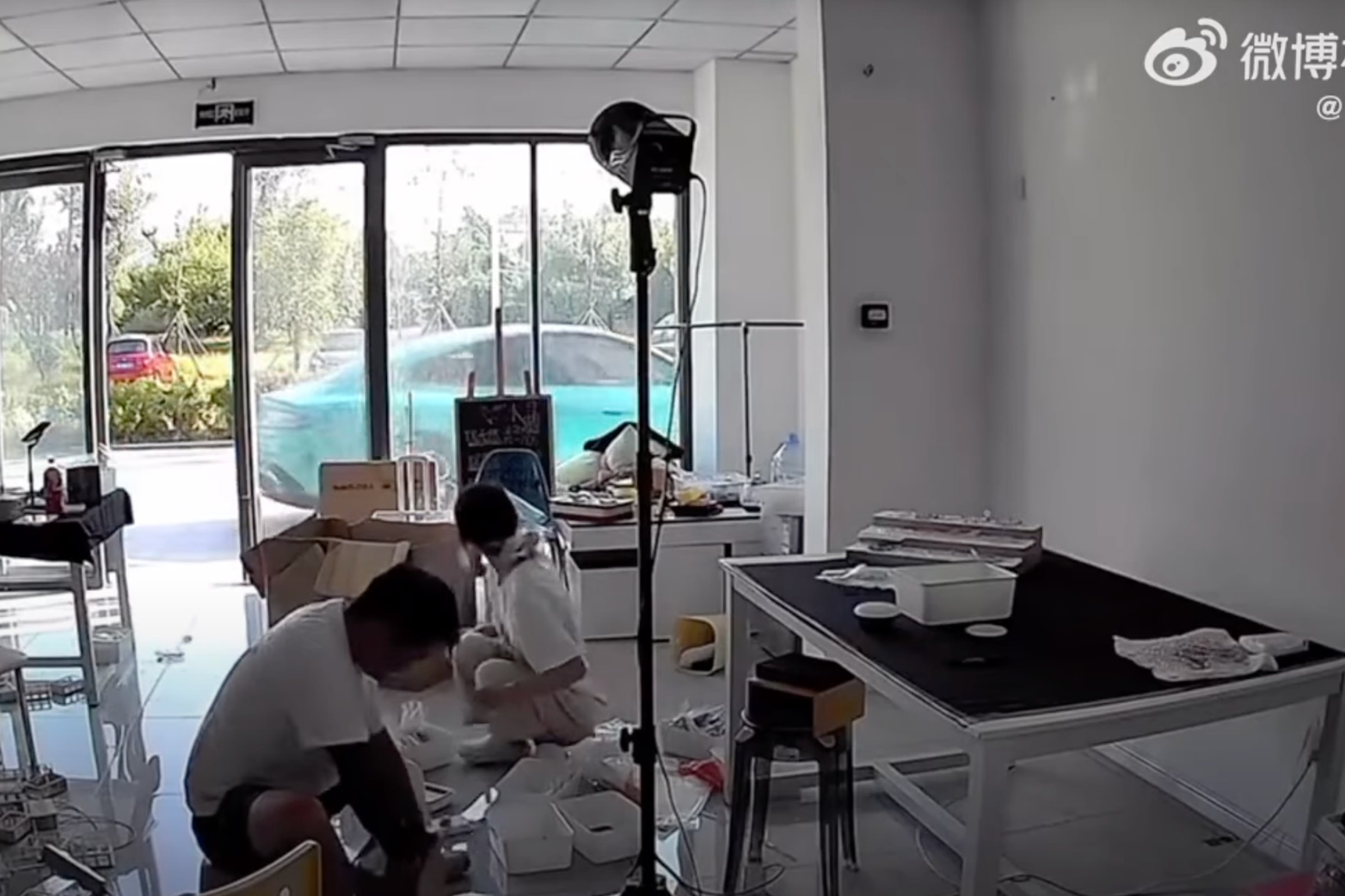 Nowy chiński elektryk sam ruszył spod domu. Producent: system zadziałał prawidłowo