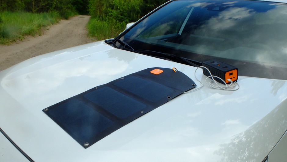 Przenośny panel solarny Xtorm o mocy 21W oraz powerbank Xtorm z przetwornicą 70W. Uwaga: w słoneczny dzień powerbank lepiej schować w cień. Sprzęt nie powinien być też pozostawiany na deszczu