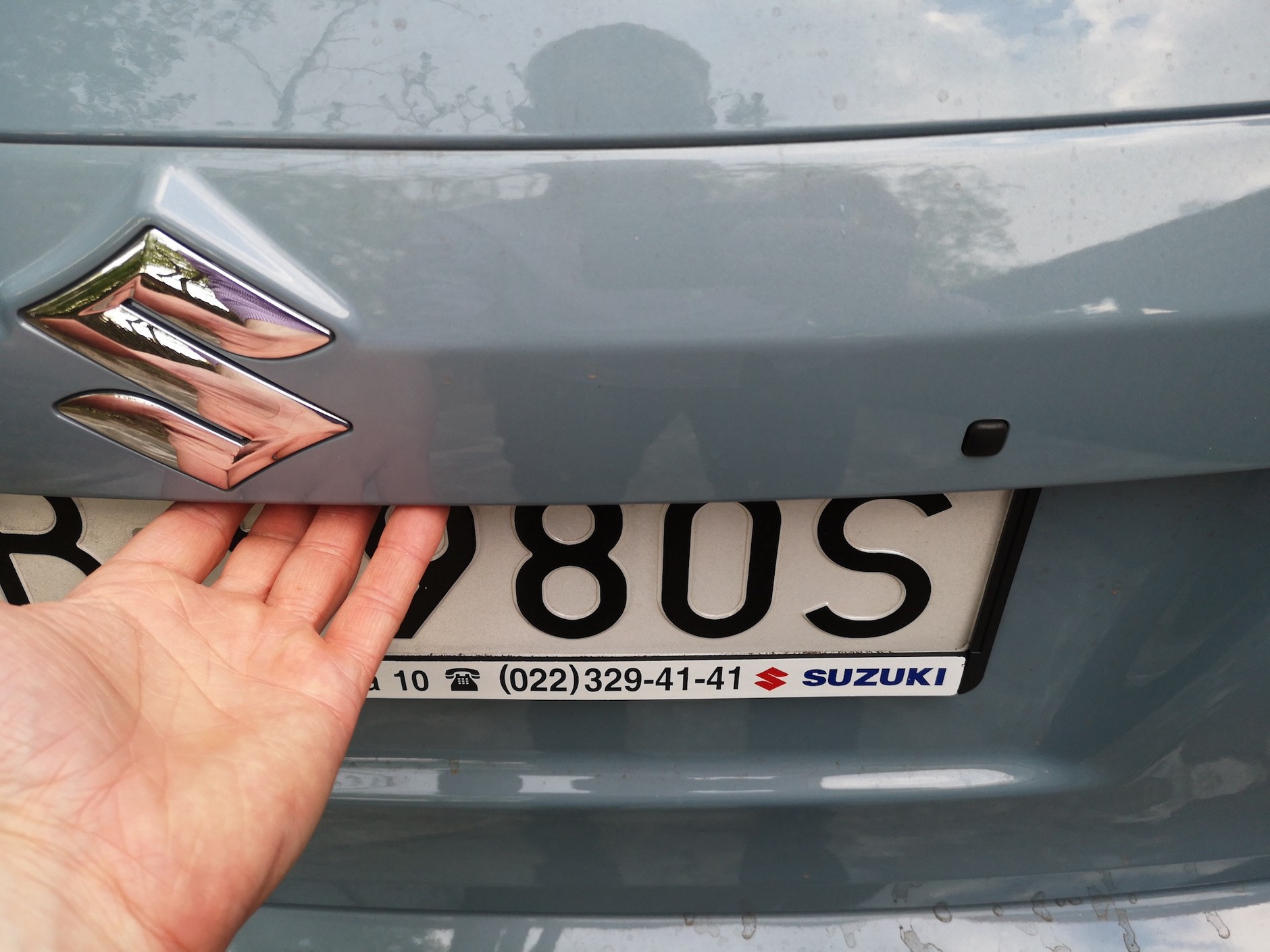 Suzuki Vitara 1.4 4x4 Elegance: ale dlaczego przycisk odblokowujący centralny zamek znajduje się tak daleko (na prawo) od klamki?