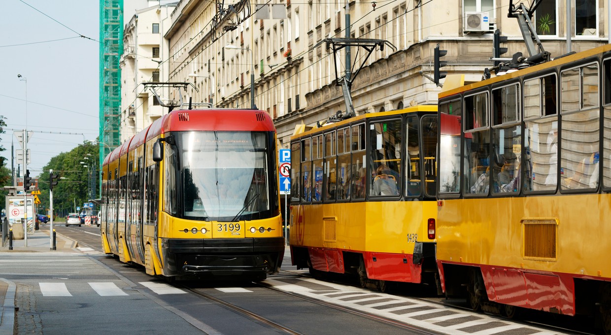 Kierowcy muszą wiedzieć, jak zachować się przy tramwaju. Te zasady opisują wszystko