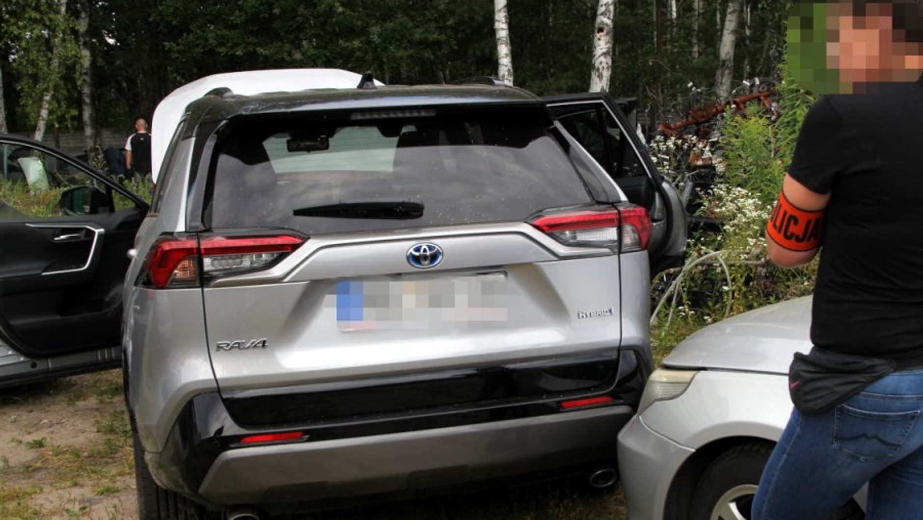 Dziupla samochodowa ze skradzionymi autami i częściami zamiennymi