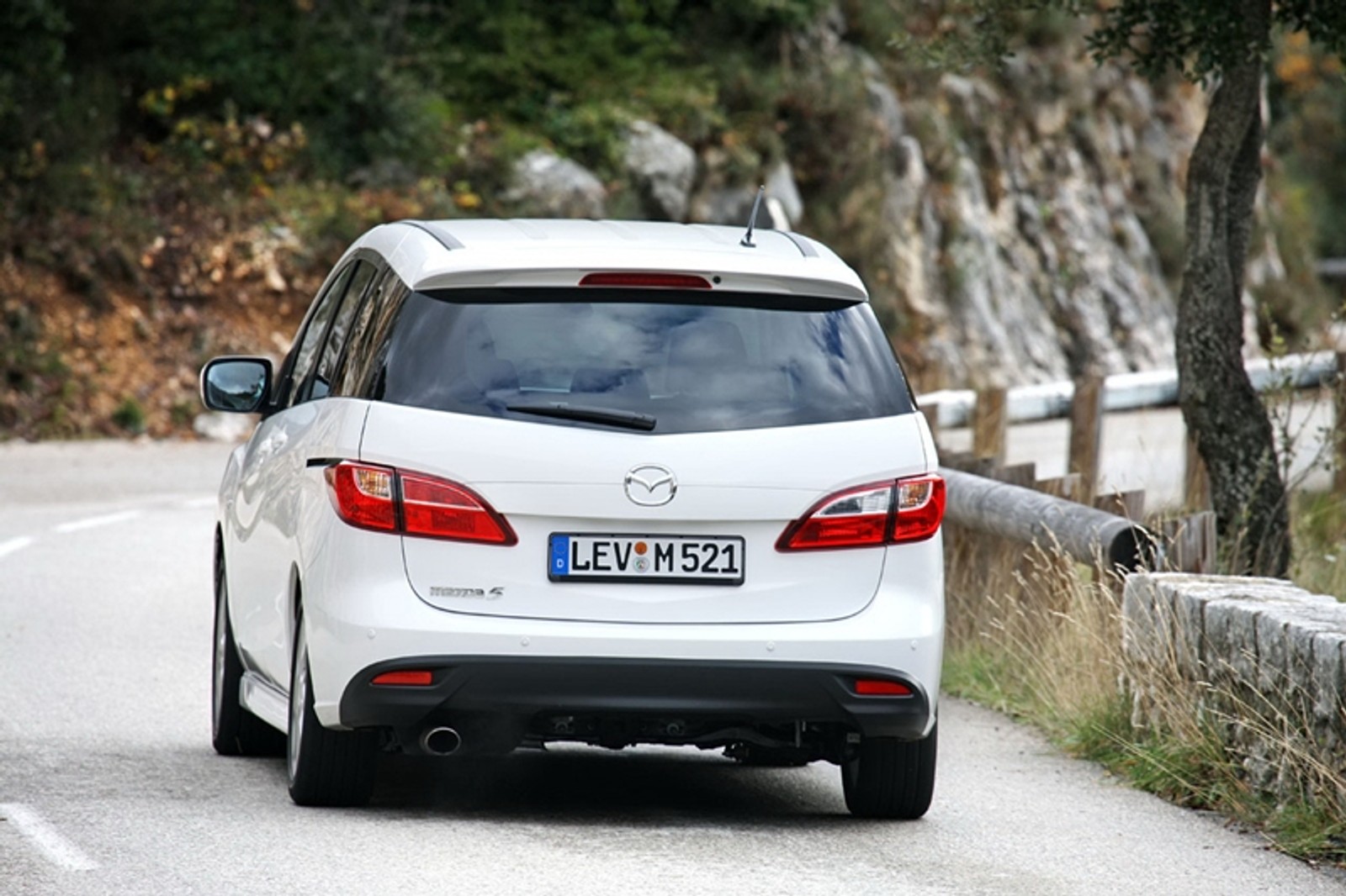 Mazda 5 – biała, lekka, oszczędna