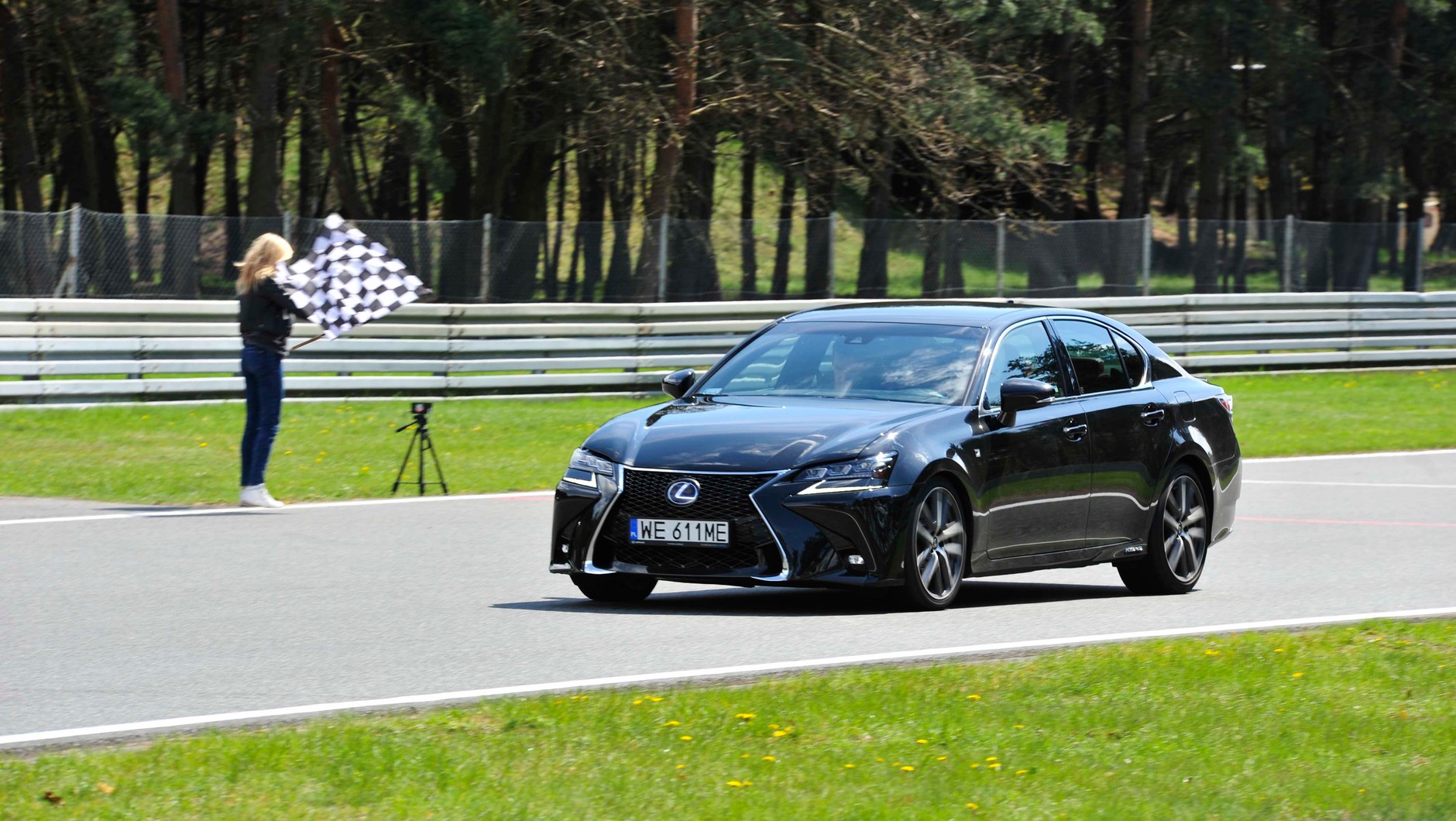 Lexus GS F na torze Poznań. Prawie 500-konny silnik, który przekazuje napęd na tył za pośrednictwem 8-stopniowego sportowego „automatu”