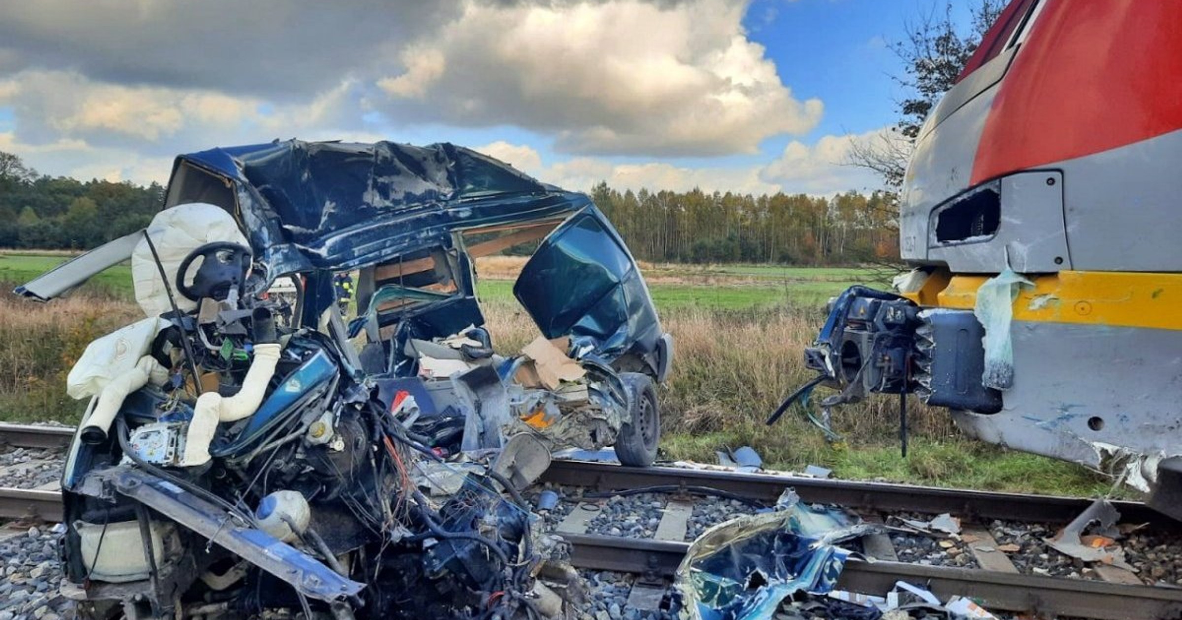 Wypadek pociąg i samochód dostawczy
