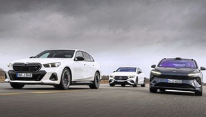 BMW i5 kontra Mercedes EQE i Nio ET7. Chińczycy znów zaskoczyli