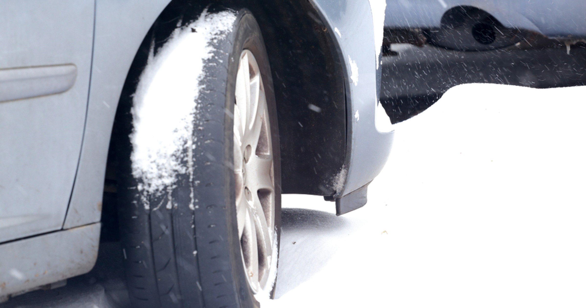Wyjazd z zaspy, w szczególności na letnich oponach może być bardzo trudny. Nie polecamy jeździć na takich oponach zimą, szczególnie takim stanie, jak na zdjęciu