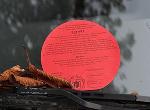 Czerwona naklejka na samochodzie oznacza poważne problemy. Kto i po co ją nakleja?