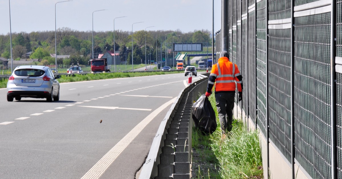 Pracownik GDDKiA zbierający śmieci wzdłuż pobocza - woj lubelskie