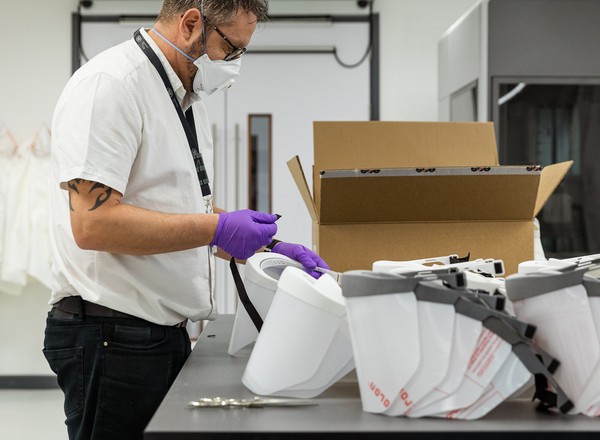 Jaguar Land Rover drukuje przyłbice ochronne