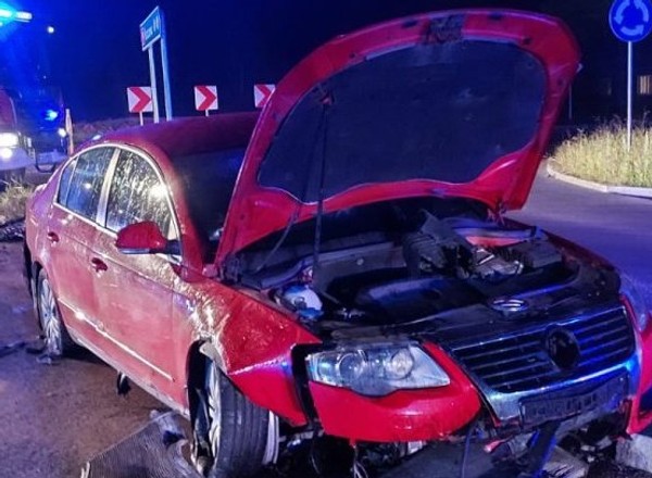 Samochód przeleciał nad rondem. Kierowca "nie zauważył" skrzyżowania