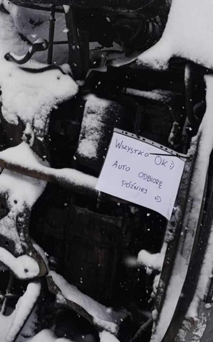 Kartka przyczepiona do wywróconego auta
