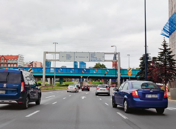 Obserwuj i przewiduj to, co się wydarzy na drodze. Wyjaśniamy, na czym polega jazda defensywna