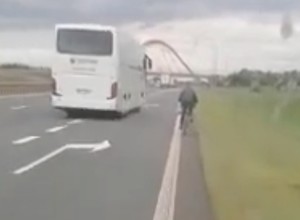 Rowerzysta z reklamówką na autostradzie A4 [nagranie]