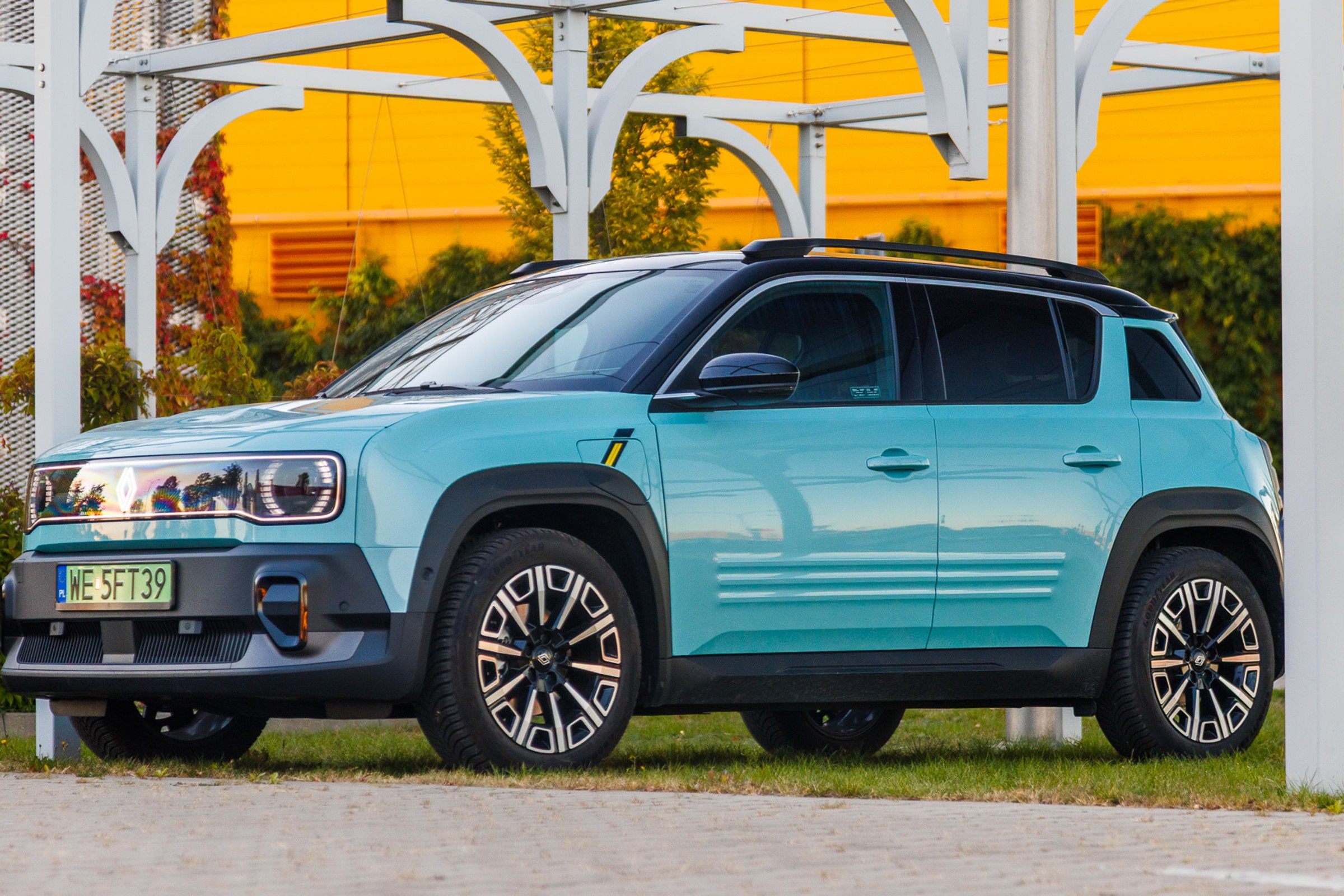 Renault 4 w długodystansowym teście. Znalazłem zalety i wady tego małego Francuza