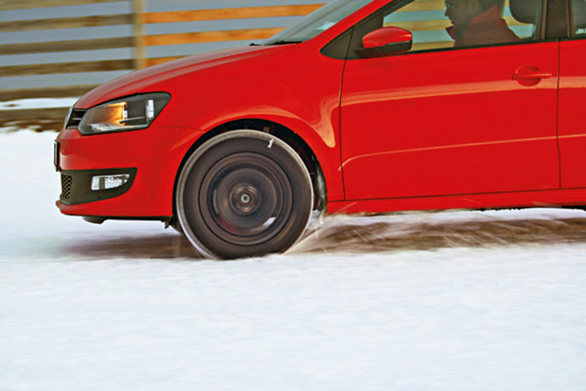 Czy istnieją opony nadające się do jazdy w każdych warunkach pogodowych?