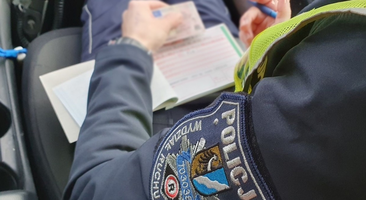 Kierowca przekroczył prędkość o 64 km/h. Zatrzymano mu prawo jazdy.