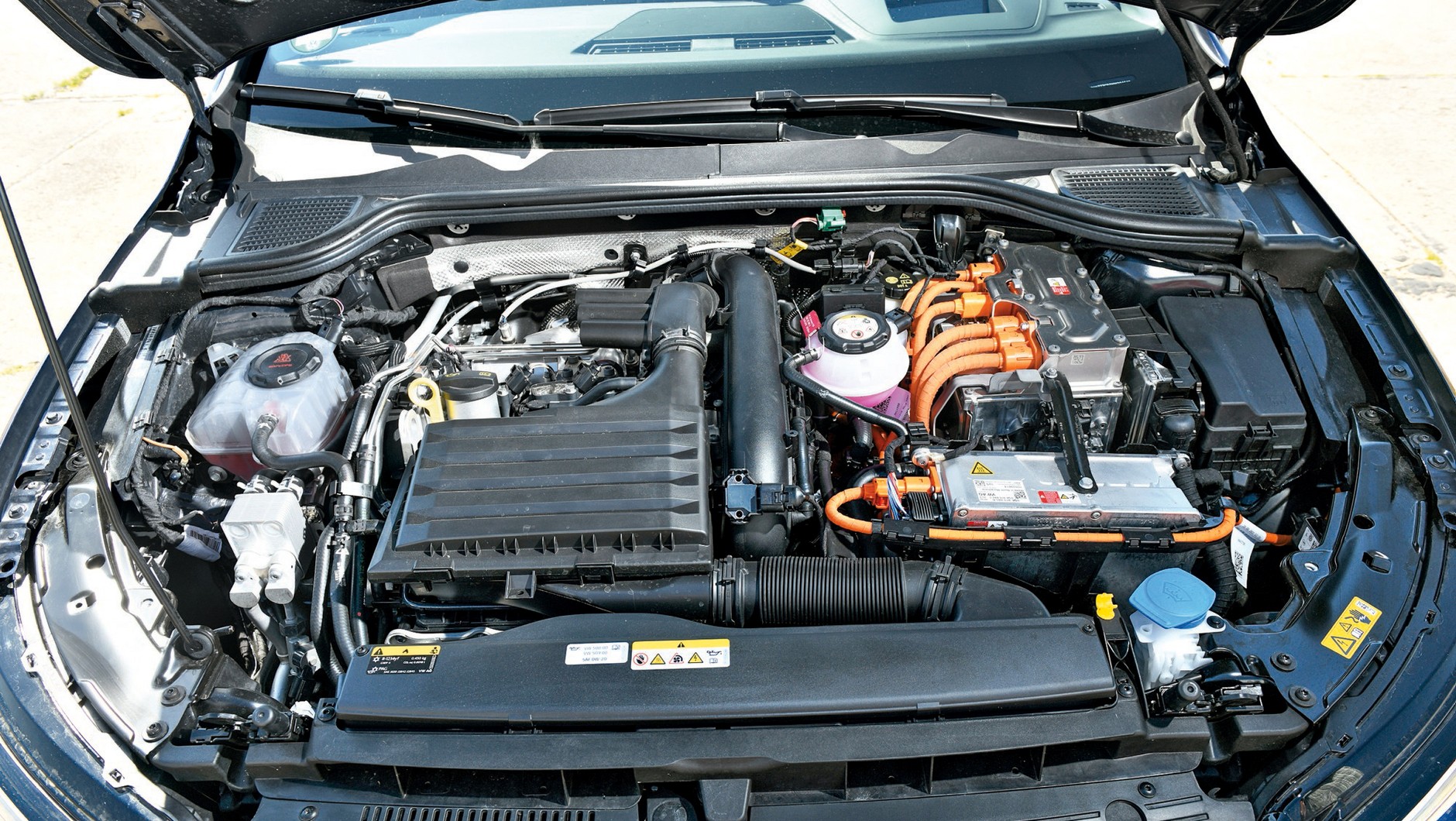 W kompaktowym Volkswagenie pracą dzielą się 150-konny silnik benzynowy 1.4 TSI oraz 110-konny silnik elektryczny. Producent podaje maksymalną moc systemową 204 KM, co wystarcza do naprawdę dynamicznej jazdy (potwierdzają to zmierzone parametry).
