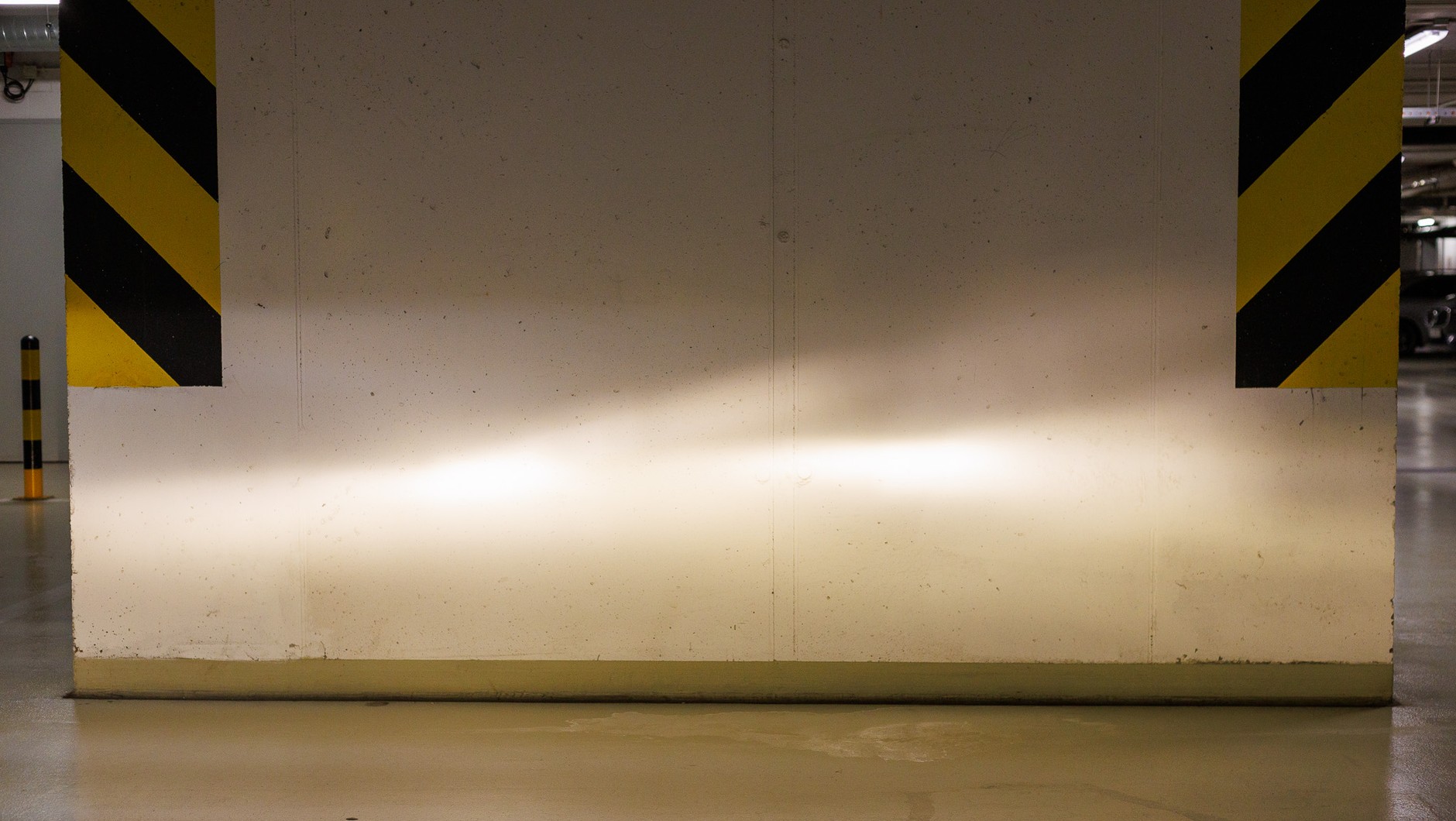 Retrofity LED o temperaturze barwowej 3500 K w obu reflektorach.