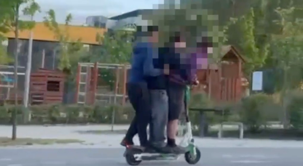 Trzy osoby na hulajnodze elektrycznej