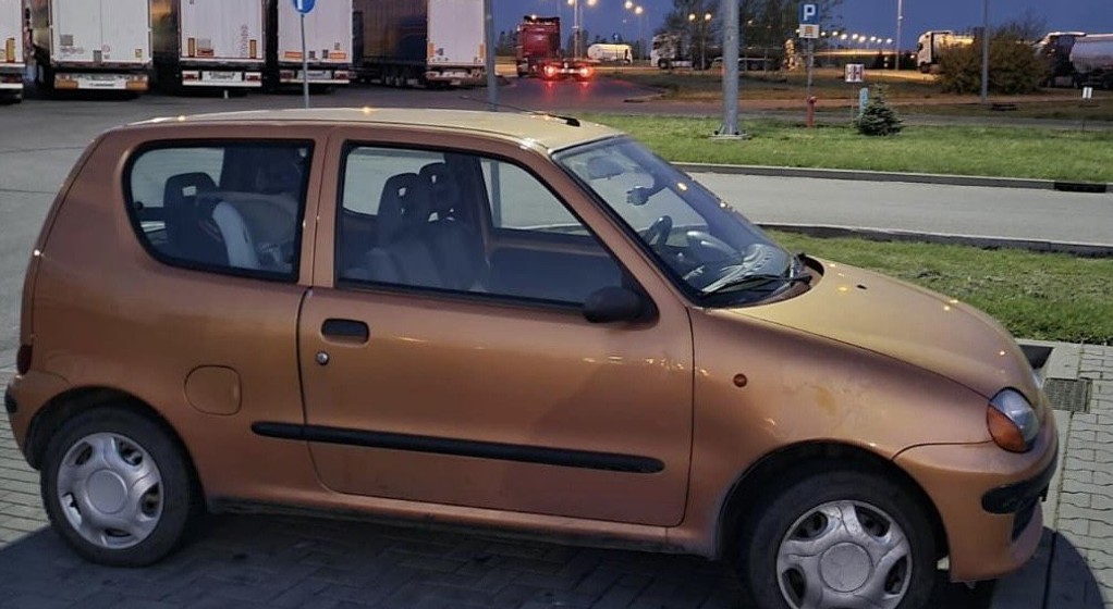 Jechał Seicento pod prąd. Przed policjantami udawał, że... nie ma go za kierownicą