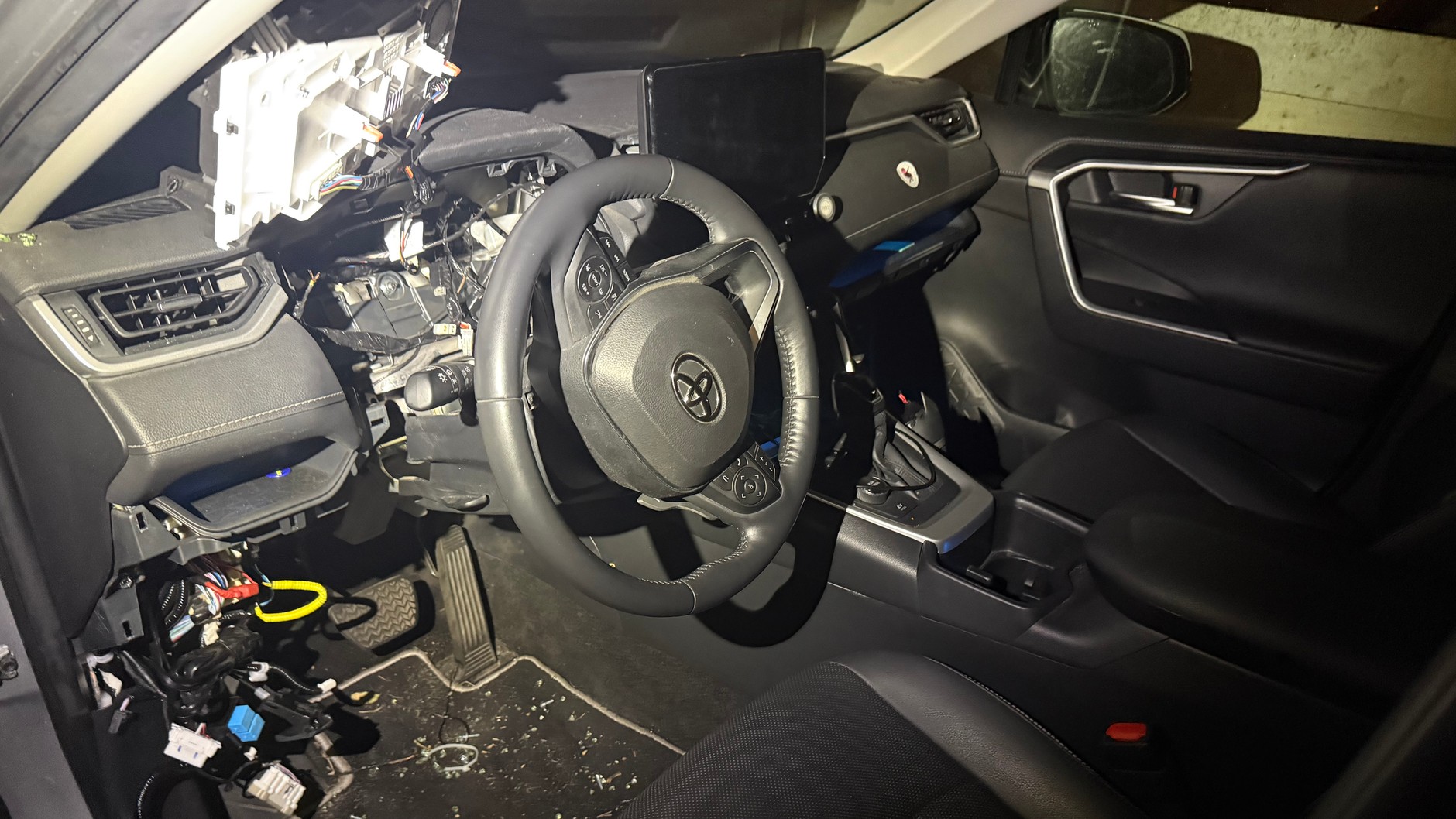 Samochód po próbie ktradzieży przez złodziei-amatorów