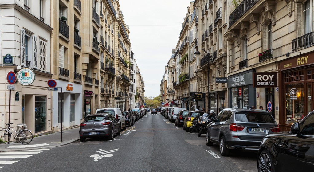 Taki widok to już rzadkość we francuskiej stolicy. Do końca roku część widocznych miejsc do parkowania zniknie