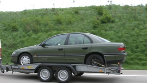 Jak sprowadzić auto z zagranicy? Ile kosztuje rejestracja samochodu sprowadzonego z UE i spoza UE?