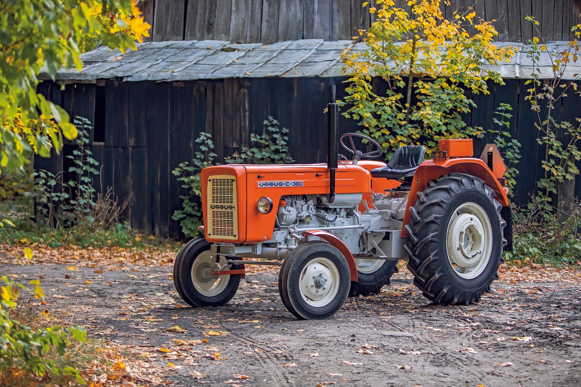 Na pierwszy rzut oka model C-360 jest podobny do C-330, ale za sprawą dłuższej maski ma inne proporcje. Pod długą maską silnik o 4 cylindrach, lub jednostka trzycylindrowa Perkinsa.