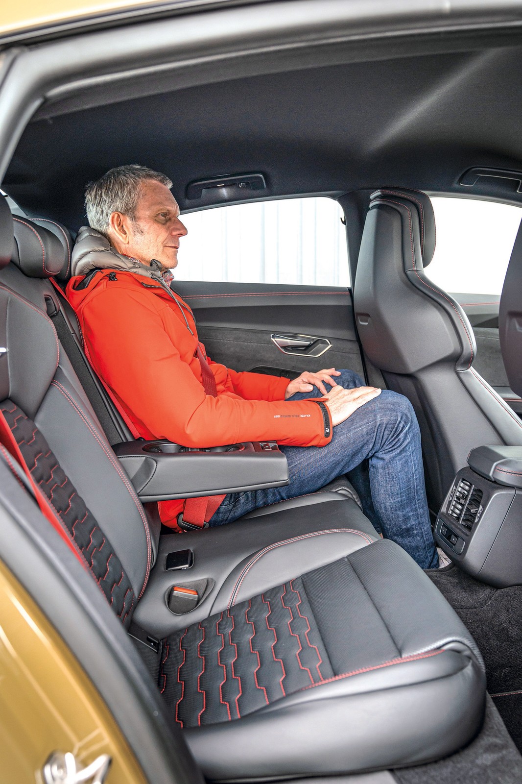 Audi RS e-tron GT (I, 2022) - koncepcja czterodrzwiowego coupe nie ma większego sensu, bo z tylu jest zwyczajnie za ciasno.
