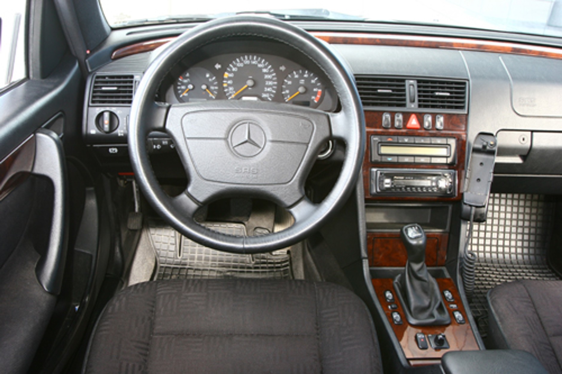 BMW serii 3 kontra Mercedes klasy C - Idea ta sama, charakter już nie