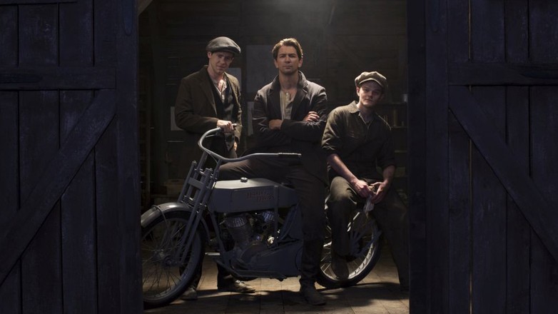 Kadr z serialu Harley and the Davidsons (Zdjęcie prezentuje repliki motocykli stworzone na potrzeby serialu Harley and the Davidsons dla Discovery Communications)