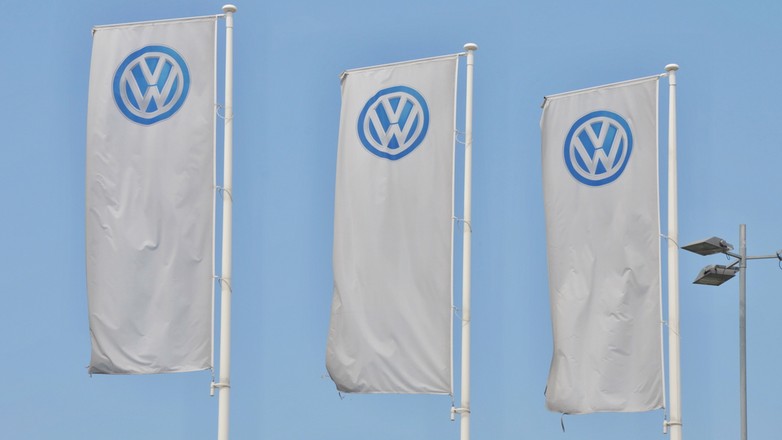 Chorągiewki przed fabryką Volkswagena